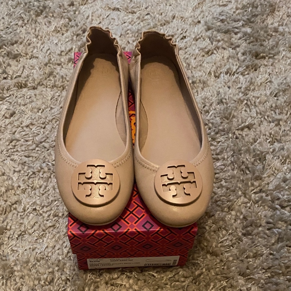 Tory Burch MINNIE TRAVEL BALLET W/ LOGO NAPPA LEATHER FLATS in GOAN SAND color